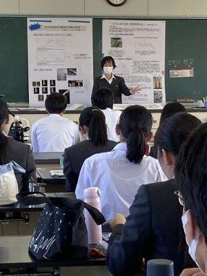 生徒に発表する白鳥さん