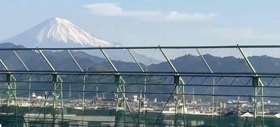 三年生の廊下から富士を仰ぐ