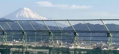 三年生の廊下から富士を仰ぐ
