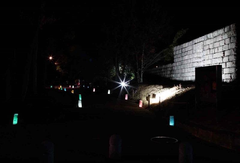 美術館への夜道を照らすランタン