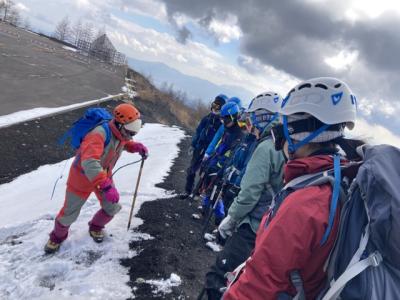 キックステップについて学ぶ生徒たち