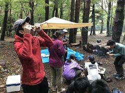 焚火で焼いた鱒を食す。 焚火で焼いた鱒を食す。